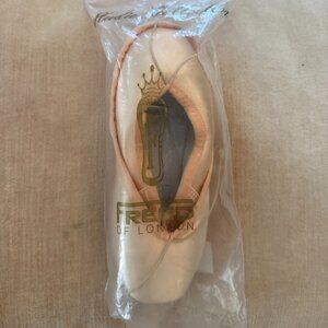 FREED POINTE SHOES SIZE 4E